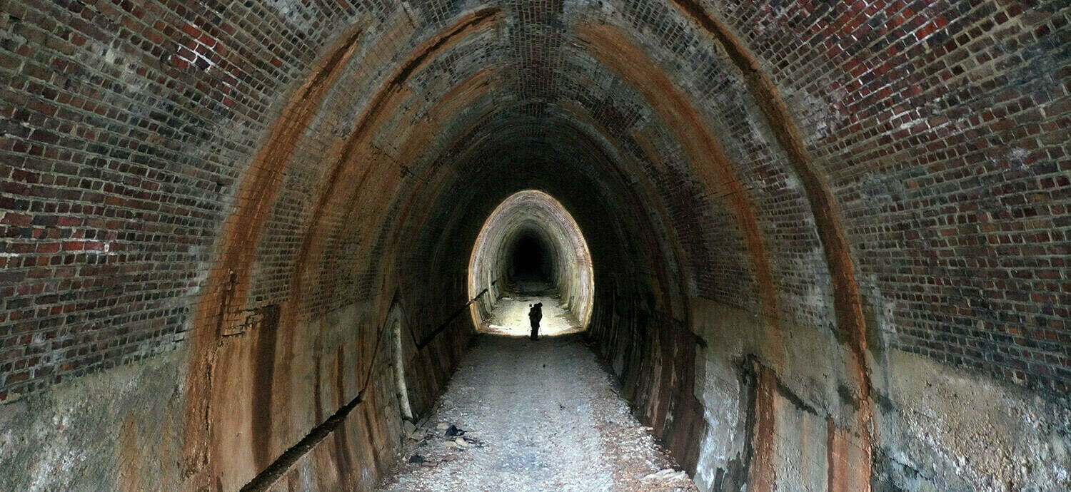 Das Bild von Pascal Dihé zeigt mich in einem stillgelegten Eisenbahntunnel